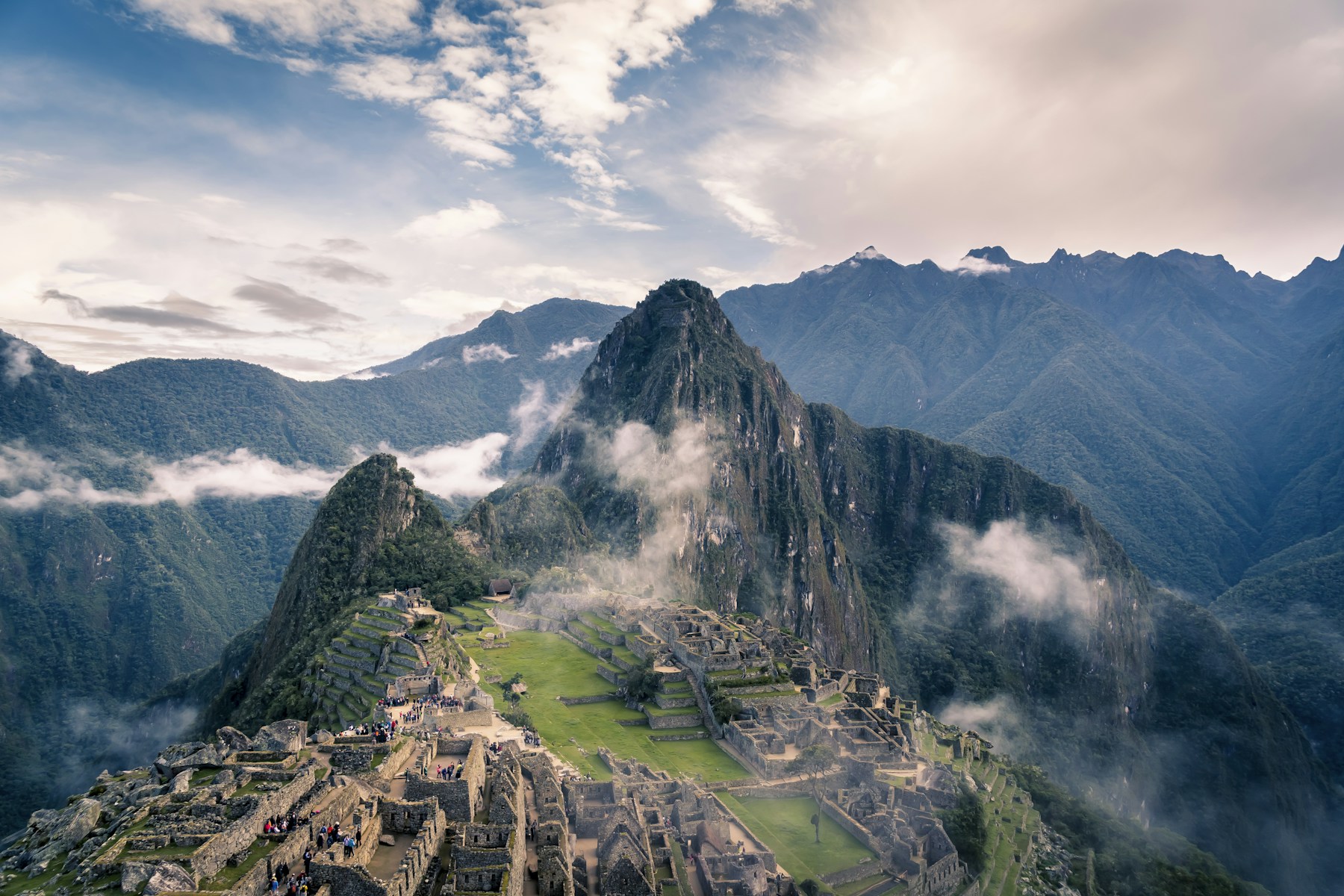 Machu Picchu entre las montañas de los Andes