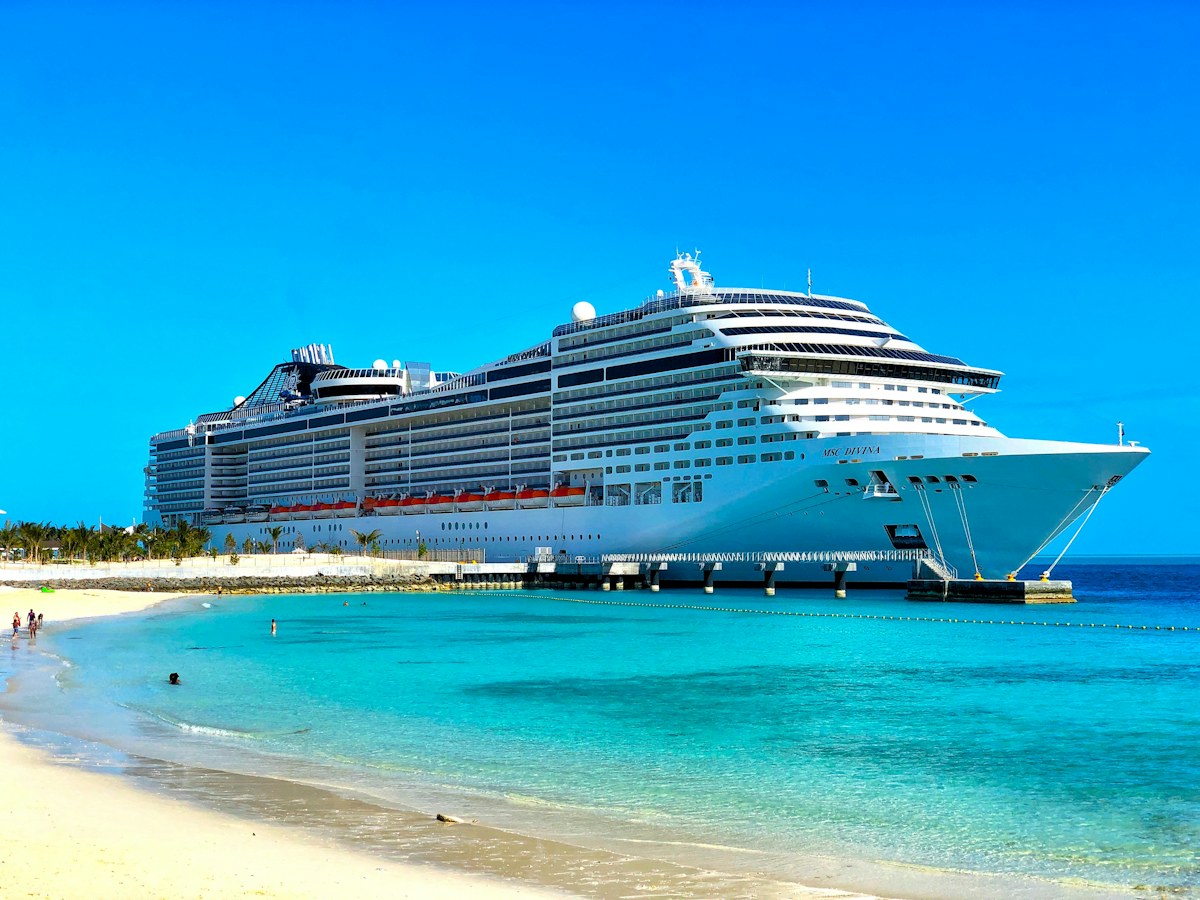 Crucero real navegando en aguas del Caribe