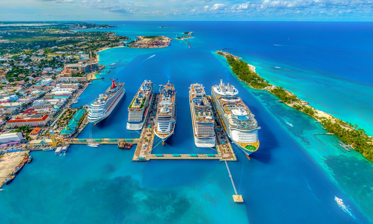Cruceros atracados en un puerto del Caribe