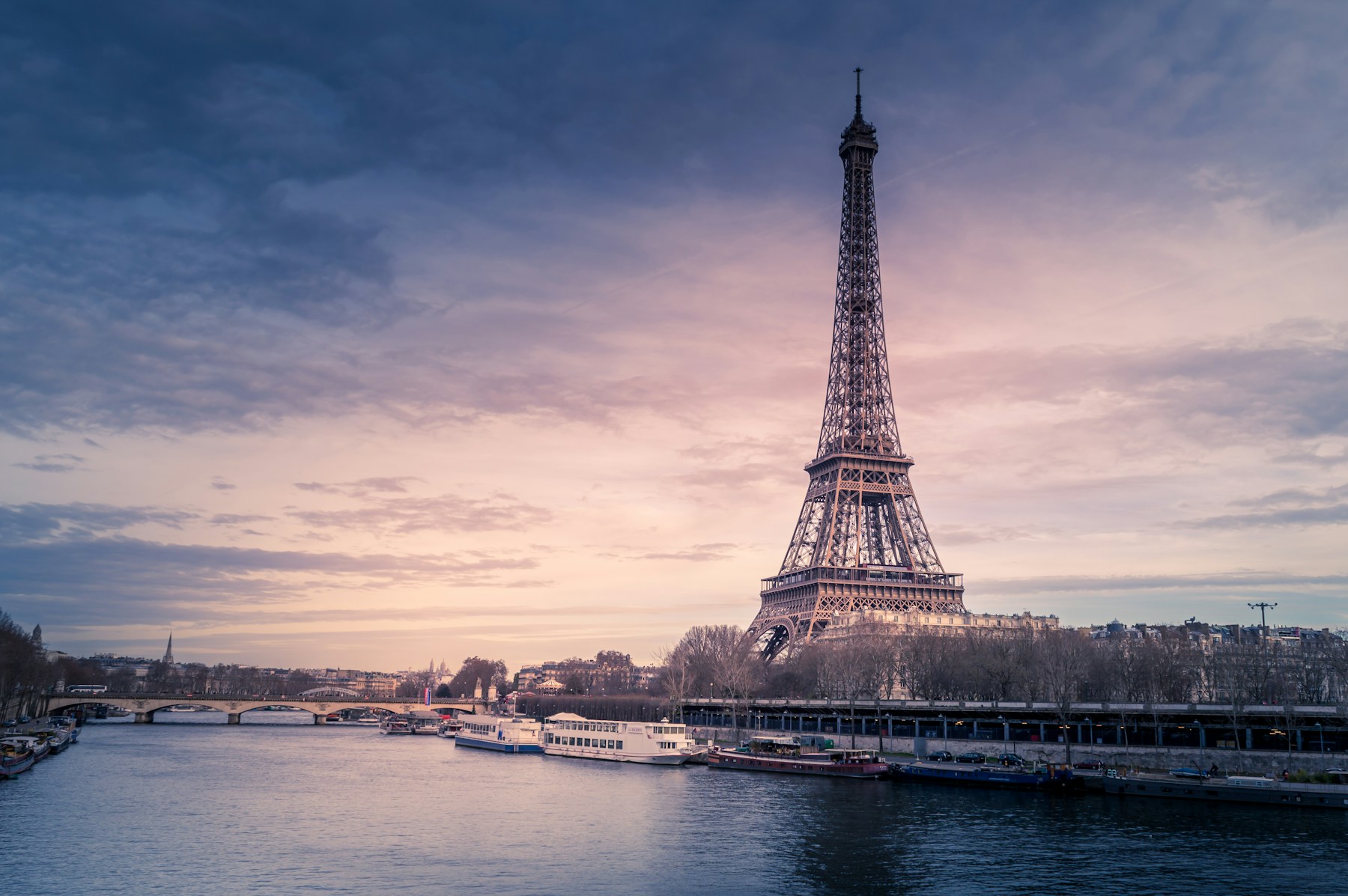 Torre Eiffel junto al río Sena