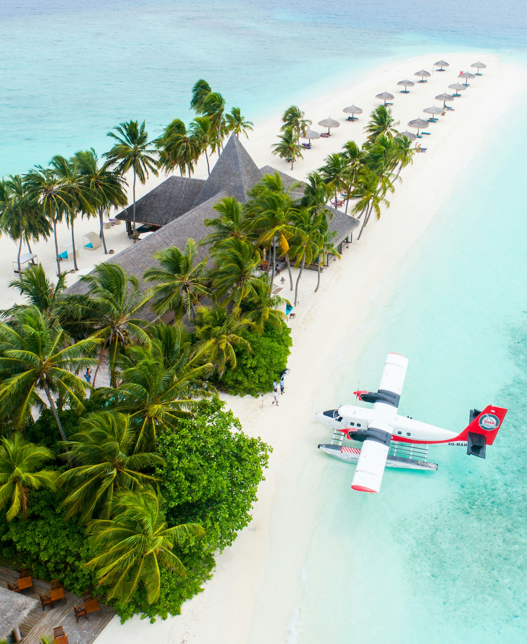 Hidroavión llegando a una isla tropical de Bora Bora